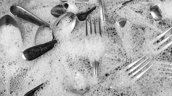 Możesz wymieszać to z wodą, a brud sam zejdzie: Jak wyczyścić łyżki i widelce w 20 minut