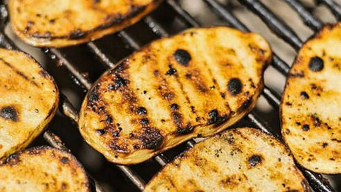 Nie na blasze do pieczenia i nie w folii: bloger kulinarny wymienił najlepszy sposób pieczenia ziemniaków