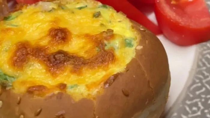 Omlet w bułce z wędzonym mostkiem: przepis na idealną przekąskę