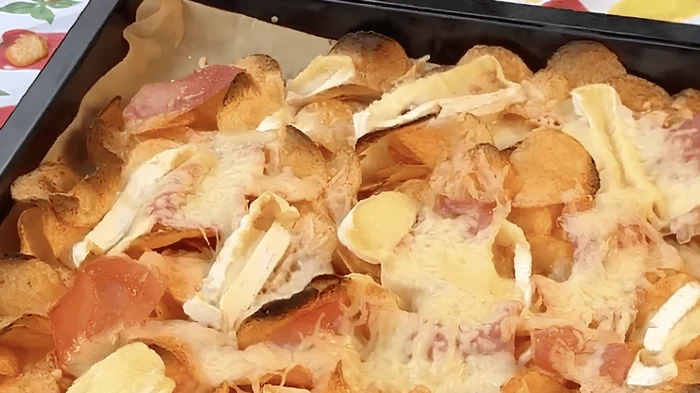 Pieczone frytki z serem brie i jamonem – jak przygotować pyszną przekąskę na wyjątkowy wieczór?