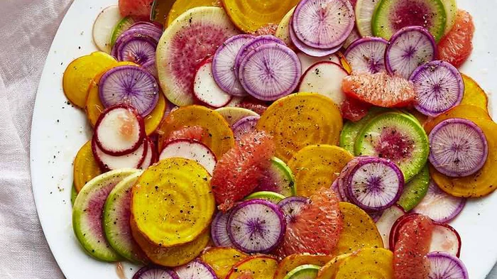 Sałatka z grejpfruta, buraka i rzodkiewki